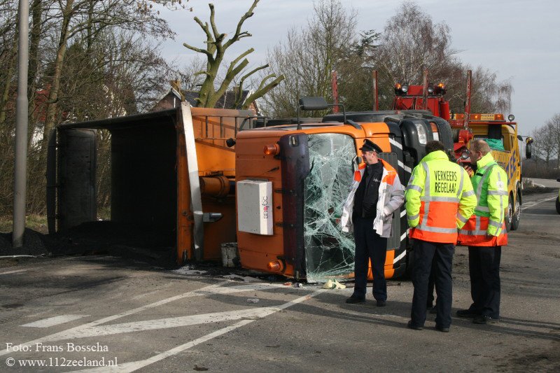 Vrachtwagen gekanteld na uitwijkmanoeuvre, Oosterland